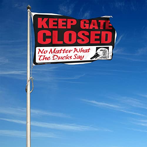 Drapeau Keep Gate Closed pour habiller grand mur vide de garage