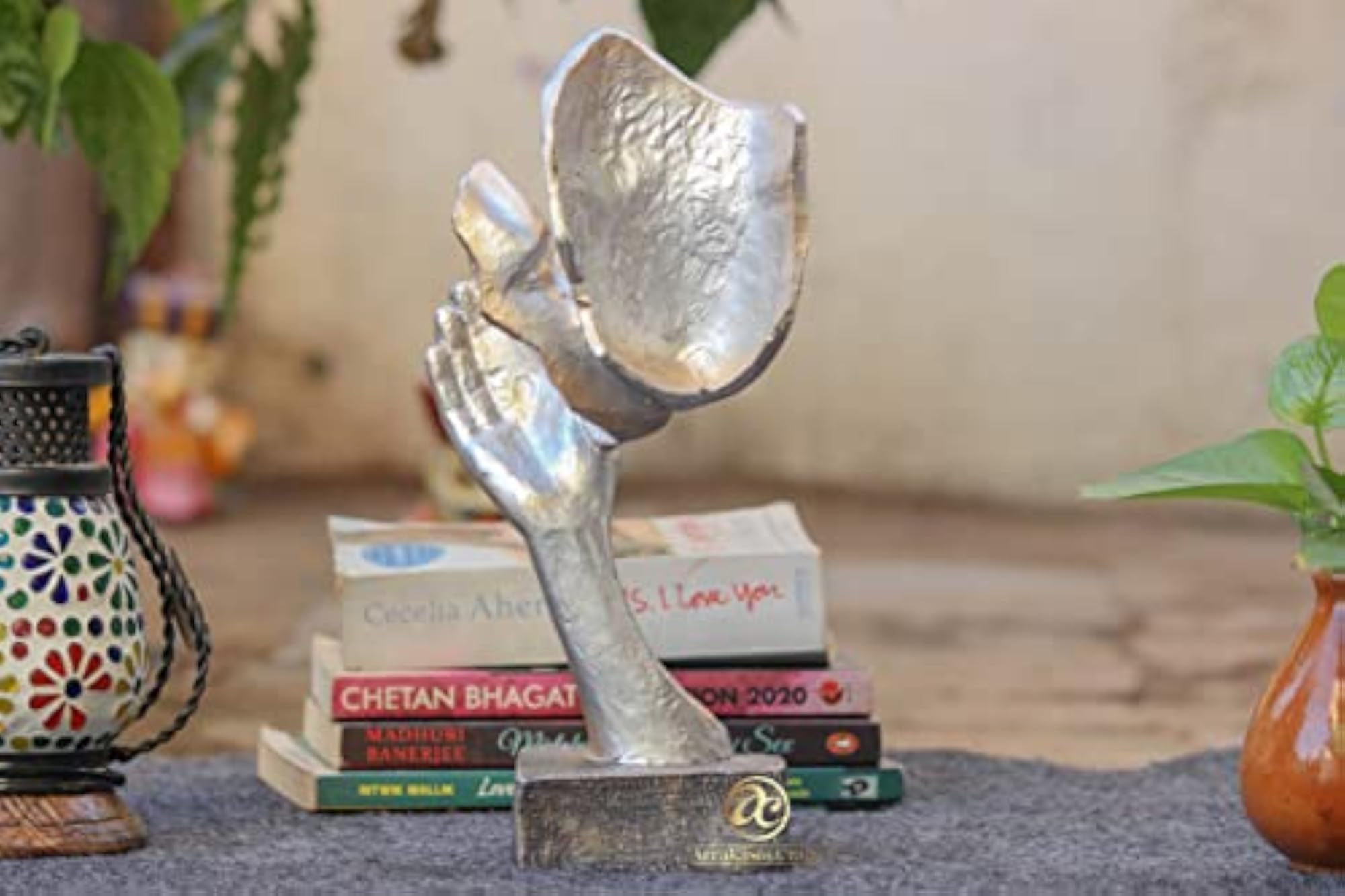 Home Decor Love Couple Statue for Modern Interiors