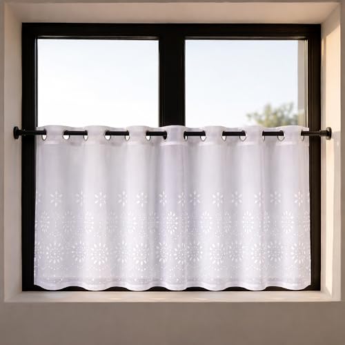 Happy Home Scheibengardine Lilly Weiß 150x50 cm – Bistrogardine mit Lochstickerei & Ösen – Voile Kurzgardine mit floraler Bogenkante – Fenstergardine & Sichtschutz für Küche & Bad
