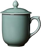 La poignée de la tasse est digne et confortable à tenir.