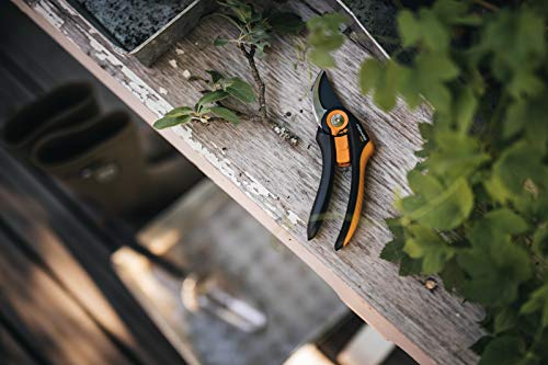 Fiskars Sécateur à Lame Franche, Plus SmartFit, P541, Pour Branches et Rameaux Frais, Revêtement Antiadhésif, Lames en Acier Inoxydable, Longueur : 20,1 cm, Noir/Orange, 1057169