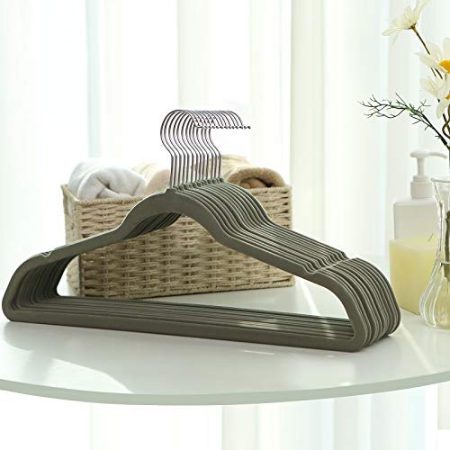 SONGMICS Grucce Velluto 50 Pezzi, Grucce Appendiabiti Lunghe 42 cm, Salvaspazio, Capacità di Carico Elevata, Gancio Girevole a 360°, per Cappotti Camicie Completi, Grigio e Argento CRF026V01 - Immagine 2