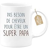 LE PORTRAIT TYPE DU PAPA PARFAIT : Plein de courage, on peut le dire c’est un super papa. La fête des pères approche alors quoi de mieux alors que de lui faire une blague avec cette tasse humoristique avec lui en super héros lui permettant de rire à l’ouverture de son cadeau ?