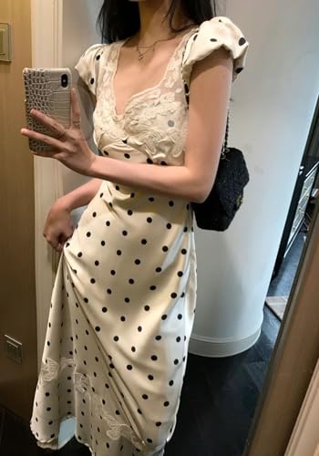 Robe de soirée blanche à pois pour un dîner romantique