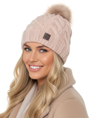 Baesics Wintermütze Rosa mit Zopfmuster Damen Herren – Gefütterte Bommelmütze mit Kunstfell Pompon, Strickmütze Beanie Stil, Made in EU, One Size, Warm & Elastisch mit...