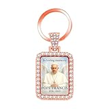 1. Design：Le porte-clés présente une photo détaillée d’un leader religieux sous un dôme en verre transparent, encadré d’une bordure en alliage élégante disponible en argent, or et or rose. Son design léger et étanche assure durabilité et commodité pour transporter des accessoires inspirés de la foi au quotidien.