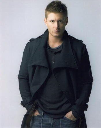 Amazon ブロマイド写真 海外ドラマ スーパーナチュラル ディーン ジェンセン アクレス 黒コートでポケットに手 アイドル 芸能人グッズ 通販