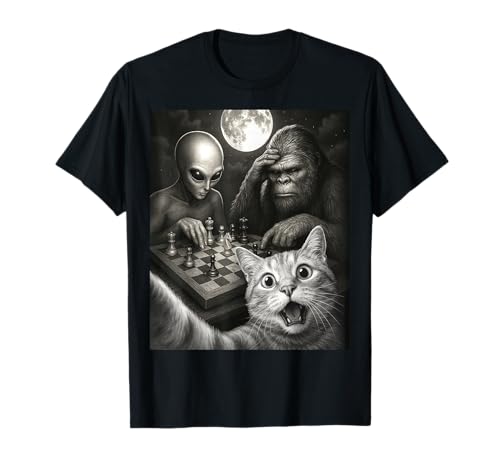Funny Cat Selfie con un Bigfoot Jugando Ajedrez Con Alien Camiseta