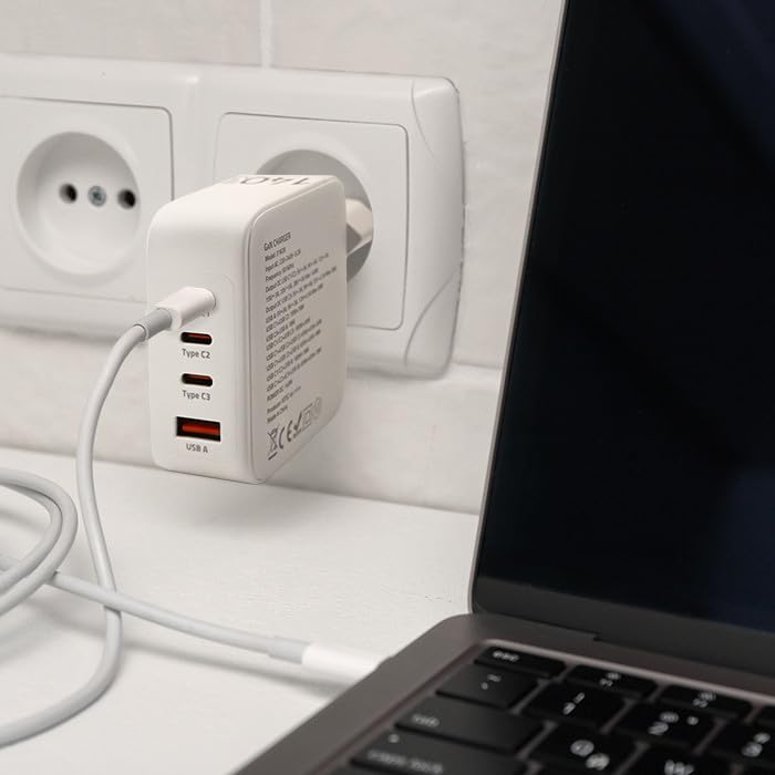 Qoltec Ładowarka sieciowa 140W GaN | 5-20V | 2.5-5A | 3 x USB-C PD | 1 x USB QC 3.0 | Laptop | Smartfon | Biała