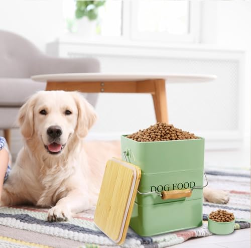 ZoeQide Hundefutter Aufbewahrungsbox Metall 6L – Futterbehälter Hund mit Holzdeckel, Griff & Schaufel – Luftdichte Vorratsdose für Trockenfutter & Snacks – Leckerli Box Armeegrün