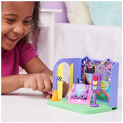 Gabby‘s Dollhouse Deluxe Raum, Purr-ific Play Room, Spielzimmer mit Carlita Spielzeugauto, 2 Möbelstücken und 2 Überraschungsboxen mit Zubehörteilen, geeignet für Kinder ab 3 Jahren
