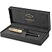 Parker 2123513 51 Deluxe Kugelschreiber | schwarzer Korpus und goldene Attribute | Mittlere Spitze aus 18 Karat Gold | Schwarze Tintenmine | Lieferung in Etui