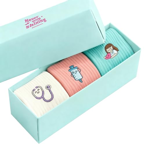 Nurse is Love Set de 3 pcs. Calcetines Mujer Divertidos para Enfermeras de Ideal para TCAE, Medicos, Vet | Ajusta Con Zuecos Sanitarios Mujer | Regalos Originales | Accesorios Enfermeria - COLOURS