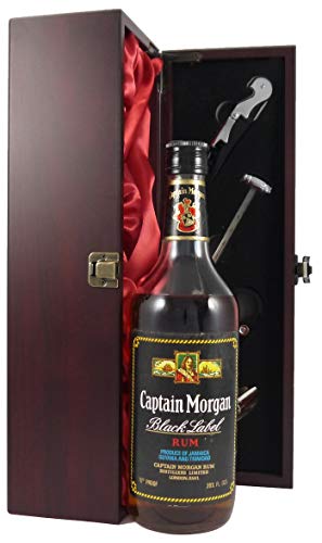 (60's bottling) Captain Morgan Black Label Jamaica Rum (60's bottling) en una caja de regalo forrada de seda con cuatro accesorios de vino, 1 x 700ml