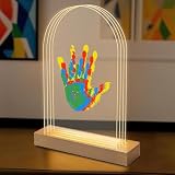 Fácil de usar: toda la familia puede participar en la creación del marco con huellas de manos. Retire la película protectora de la placa de acrílico; aplique la pintura en las manos con un pincel; presione para dejar la huella; escriba el nombre o un mensaje con un rotulador; cuando la pintura se haya secado, inserte el marco en la base de madera y ya tendrá una obra de arte familiar llena de amor, convirtiendo el proceso de creación en un precioso recuerdo interactivo.