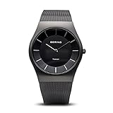 Die Uhr ist bis zu 5 ATM / 50 Meter wasserdicht und geschützt gegen Spritzwasser. Sie kann beim Duschen und beim kurzen Schwimmen, aber nicht zum Schnorcheln oder Tauchen getragen werden