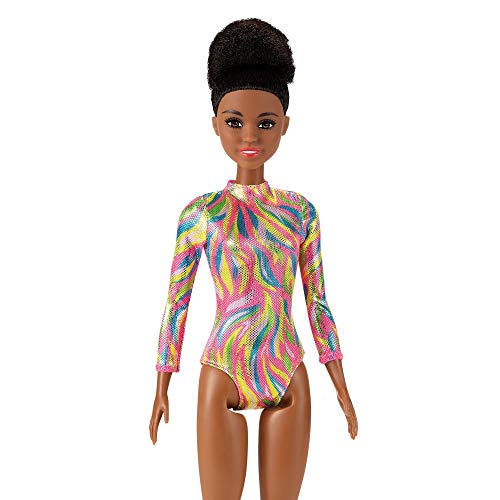 Barbie GTW37 - Brünette Puppe rhythmische Sportgymnastin (ca. 30 cm) mit schillerndem Metallic-Gymnastikanzug, 2 Keulen und Band, tolles Geschenk für Kinder ab 3 Jahren – Bild 5