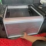 So messen Sie richtig: Die in den Spezifikationen angegebenen Maße beziehen sich auf die Innenmaße der Öffnung. Um eine optimale Passform zu gewährleisten, teilen Sie uns bitte die lichte Innenbreite, Innenhöhe und Innentiefe der Öffnung mit (die Tiefe muss mindestens 35,5 cm betragen). Wir fertigen die Teile dann präzise nach Ihren Angaben an.