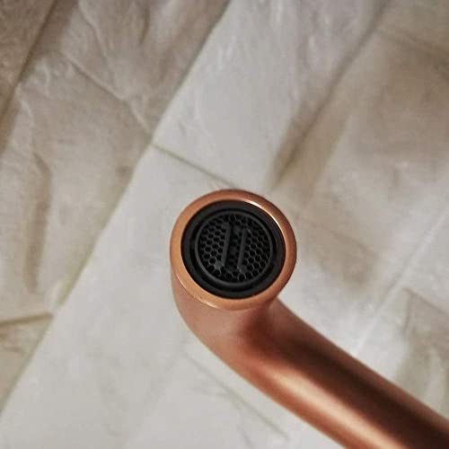 Robinet mural en acier inoxydable brossé pour un évier élégant