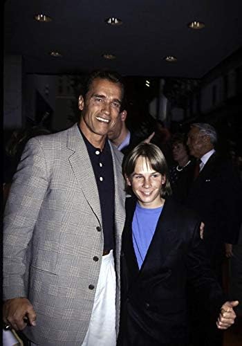 Amazon Co Jp アーノルド シュワルツェネッガーとオースティン オブライエン 写真プリント 8 X 10 家電 カメラ