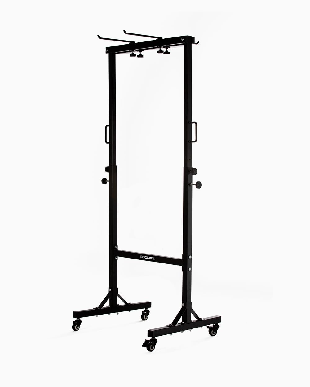 BOOMFIT Soporte de Colchonetas con Ruedas | Organizador de Esterillas Yoga y Pilates para Gimnasio | Perchero Vertical Ajustable Profesional para Centros de Fitness | Estructura de Hierro Resistente