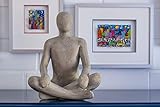 Masse: 22 x 18 x 28 cm IDYL Moderne Skulptur Figur Sandsteinguss Sitting Man Crossed Legs  wetterfest  Farbe beige  Masse 22x18x28 cm  Dekorationfigur für jeden Wohnbereich, Balkon und Garten