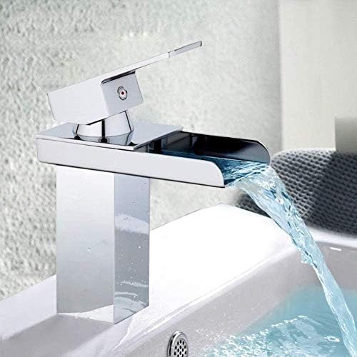 Mitigeur de lavabo cascade idéal pour rénover une salle de bain moderne