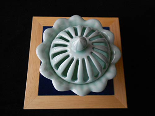 Amazon｜鍋島焼！ 市川冬山 ☆青磁花型香炉 木箱 有田焼 茶香炉 癒し系