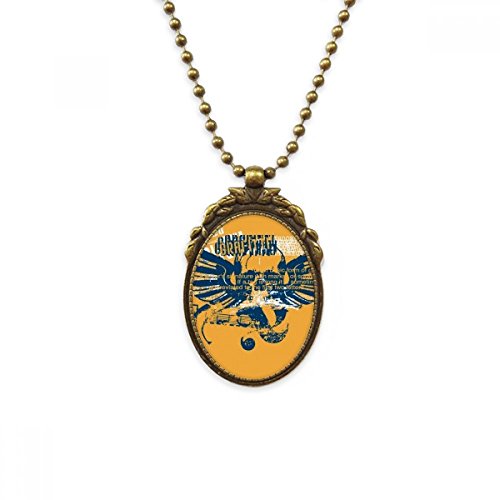 Pendentif crâne gravé graffiti et laiton vieilli, un bijou de luxe artistique et vintage