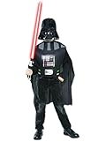 Das Kostüm-Set besteht aus einer Darth Vader Maske, einem Lichtschwert und schwarzem Brustteil mit aufgedrucktem Schaltbrett. Dazu gibt es ein schwarzes Cape, das an dem Brustteil befestigt ist.