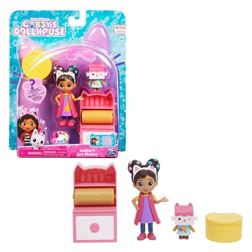 LA CASA DE MUÑECAS DE GABBY - ESTUDIO DE ARTE - Estudio de Arte de La Casa de Muñecas de Gabby con 2 Figuras, 2 Accesorios, 1 Caja Sorpresa y un Mueble - 6062025 - Juguetes Niños 3 años +
