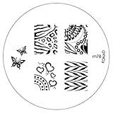 Placa de Diseños Konad Original. Plantilla. Somos Distribuidores Autorizados de Konad Original. Konad España / Ros3s Cosm3tics. Modo de uso 1. Aplica una capa base con esmalte normal transparente o de color de las uñas. 2. Cubre con el esmalte especial Konad el diseño elegido de la placa. 3. Con el raspador inclinado 45º retira el exceso de esmalte desde el interior hacia el exterior de la placa. 4. Rápidamente, presiona el sello contra la placa de un lado a otro para transferir el diseño. 5. Es