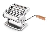 zuppa imperiale romagnola CONTENUTO DELLA CONFEZIONE: macchina per fare la pasta, custodia pochette in cotone naturale per riporre la macchina, tramoggia, manovella per uso manuale, pennello con setole sintetiche per la pulizia dei rulli, base antiscivolo, supporto da tavolo, manuale d'uso.