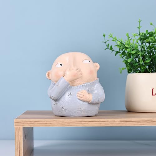 Estatua de niño sujetándose la nariz para baño azul pequeño miniatura 6