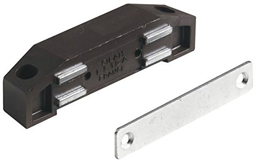 Loqueteau magnétique BM Hettich pour corriger une porte de placard marron qui ne ferme plus