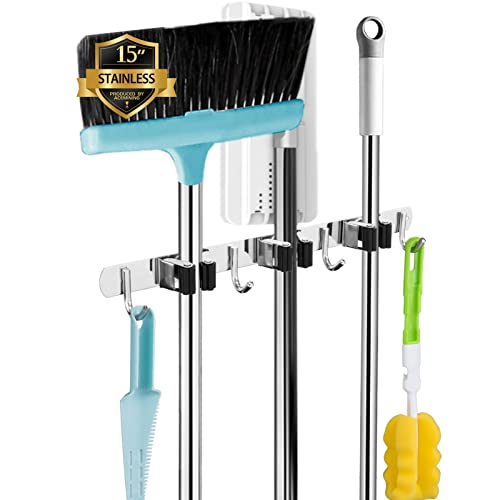 [Migliore tenuta, design antiscivolo] - Il supporto per scope a parete è realizzato in acciaio inossidabile 304 resistente alla ruggine, più duraturo rispetto ai materiali in plastica, può sostenere oggetti fino a 13 kg se fissato con viti (o 3 libbre se fissato con adesivo). Il supporto per attrezzi è combinato con silicone antiscivolo per prevenire graffi, gli intagli sono doppiamente gommati per garantire una tenuta più forte sui tuoi oggetti.