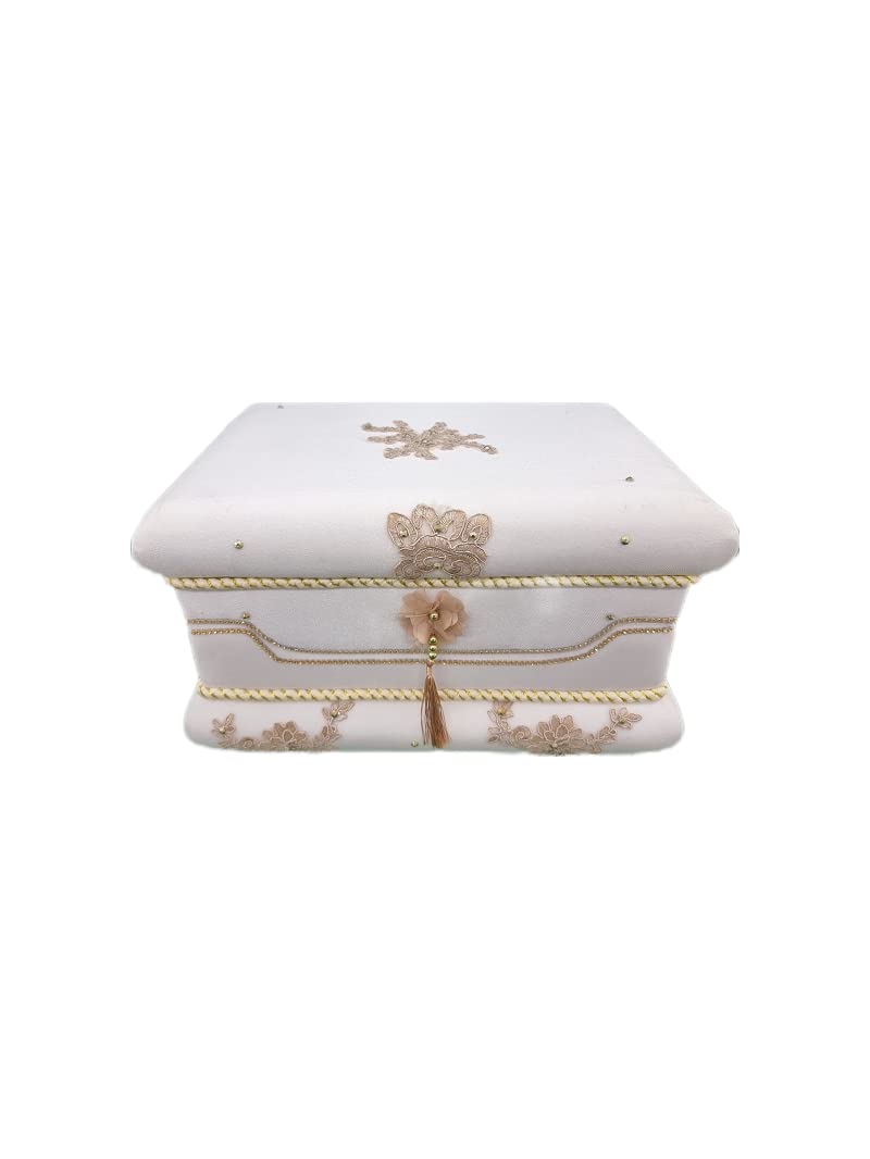 Dounia Mariage Coffret henné Luxe Motif Dore Coffret henné Luxe Motif Dore Le Coffret est composé : Un Coffret Un Coussin 1 Paire de Gants, 1 Paire de Chaussons, 1 Sachet henné, 2 Bougies 1 tajin