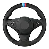 Die perforierte Lenkradabdeckung ist sicher und rutschfest konstruiert. Das perforierte Texturdesign auf beiden Seiten ist komfortabler, verbessert die Sensibilität und Sicherheit des Fahrzeugs beim Fahren, reduziert die Vibrationsdämpfung und bringt ein besseres Fahrerlebnis, wodurch Ihr Fahren sicherer wird.