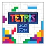 Mantente organizado: calendario Tetris 2023 Muestra a tu jugador interior algo de amor con este calendario de juegos retro basado en el clásico arcade, Tetris Tetris fue una gran parte de la infancia de muchas personas y este clásico todavía vive hasta hoy en día 12 meses completos de imágenes nostálgicas
