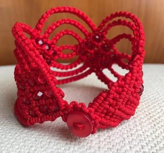 Brazalete ancho rojo macramé hecho a mano con cuentas de cristal a juego.Mide aprox.18 cm. de largo y 5 cm. de ancho.Cierra con botón