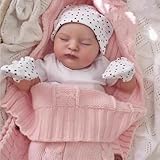 👣【Peau Texturée Réaliste】: Texture de peau africaine naturelle avec veines bleues visibles et capillaires délicats, Cils et ongles peints à la main pour un réalisme exceptionnel, Yeux en verre profonds et expressifs, semblables à ceux d'un vrai bébé