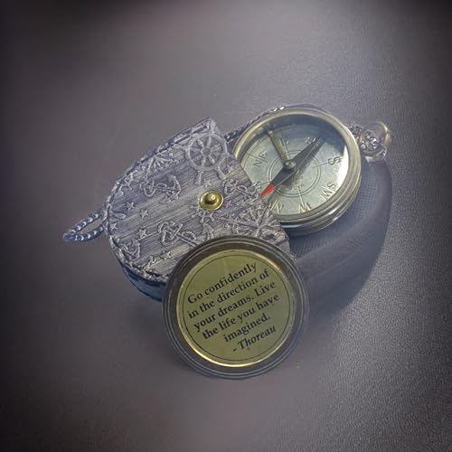 Brújula de navegación de latón con caja de cuero grabada con cita de Thoreau - Brújula pirata marítima funcional miniatura 3