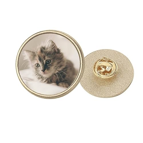 Broche chat gris ronde en métal doré aux finitions soignées et éclat durable