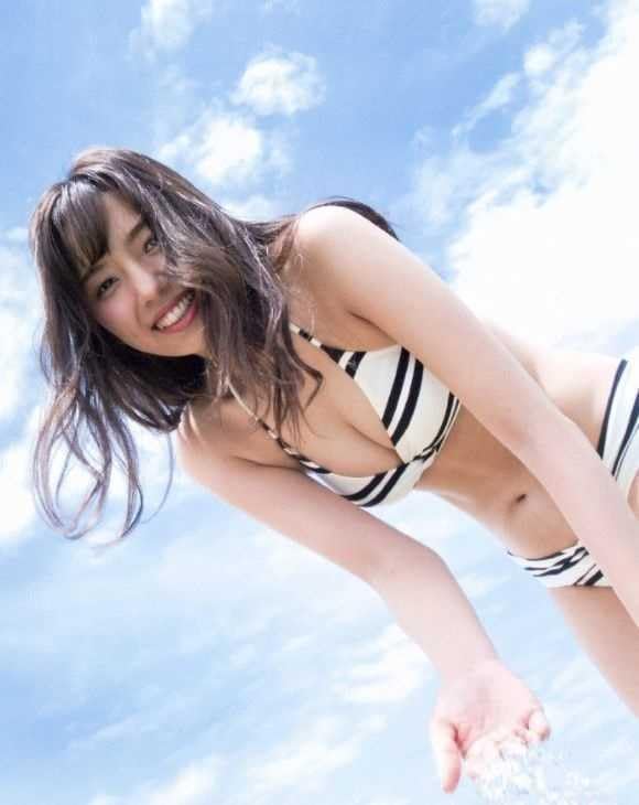 【送料無料】乃木坂46 新内眞衣さん掲載ページ（ポスターサイズ）#4584 送料無料】乃木坂46 新内眞衣さん掲載ページ（ポスターサイズ）#4584