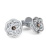 Bei Amoonìc erhalten Sie einzigartigen Schmuck, der speziell für Sie angefertigt wird. Alle verwendeten Edelsteine sind konfliktfrei und werden mit einem Edelsteinzertifikat versehen, das von einem staatlich geprüften Gemmologen ausgestellt wird. Alle Steine werden in präziser Handarbeit gefasst. Unser Designerschmuck wird in Deutschland in präziser Qualitätsarbeit für Sie produziert und ist nickelfrei. Das Schmuckstück wird in einem hochwertigen Etui an Sie versandt.