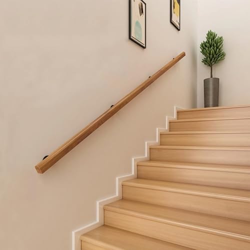 Garde-corps en bois et fer forgé pour sublimer l'escalier du salon