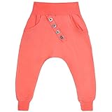 Unsere Stoff Hose hat zwei Taschen und einen dehnbaren, breiten Bund. Am Beinabschluss ist der Bund auch dehnbar. Vorne sind Knöpfe als Dekoration angenäht.