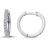 Diese Diamant Creolen werden in 14 Karat Weißgold hergestellt. Die Ohrstecker haben ca. 1,05 g und die 28 Diamanten haben insgesamt ein Gewicht von 0,14 Carat. Die Diamanten haben die Farbe G, feines Weiß, der Schliff ist Rund, und Reinheit SI.