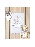 portafotos infantil bautizo Dimensiones: 21.5cm de alto x 16.5 cm de ancho x 1cm de fondo. Ventana de 15 x 10 cm. Presenta tanto soporte para colocar de pie como ganchos para colgar en la pared