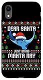 Design festif avec une majestueuse raie manta dans un bonnet de Père Noël entouré de motifs tricotés et le texte ludique « Dear Santa Just Bring Manta Ray »